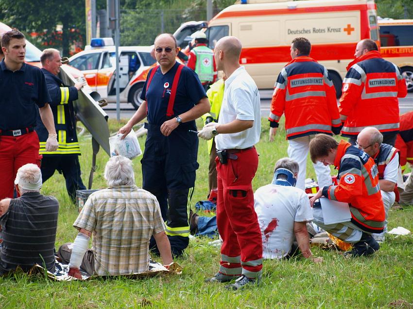 Schwerer Unfall mit Reisebus Lohmar Donrather Dreieck P044.JPG